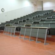 大学の固定式講義机と椅子