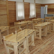 間伐檜材利用の机椅子