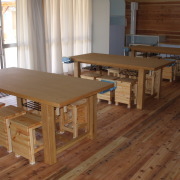木製作業台と角椅子