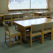 図書室の閲覧用机と椅子