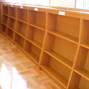 本棚。下部は傾斜式。